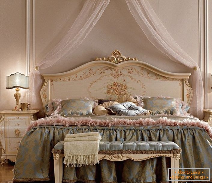 Svetlý baldachýn nad posteľou robí atmosféru v miestnosti útulnou a romantickou.
