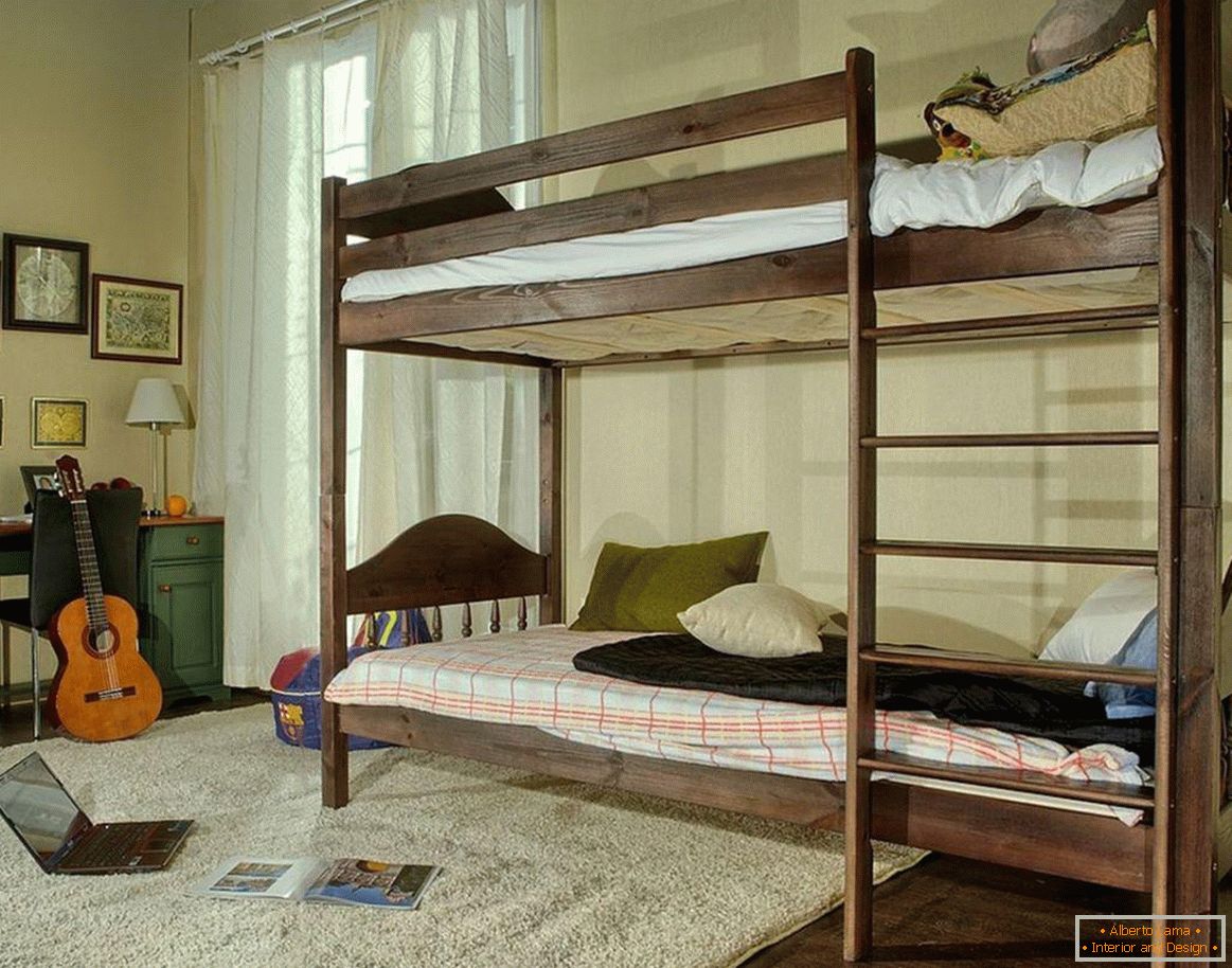 Izba pre teenager s drevenou poschodovou posteľou