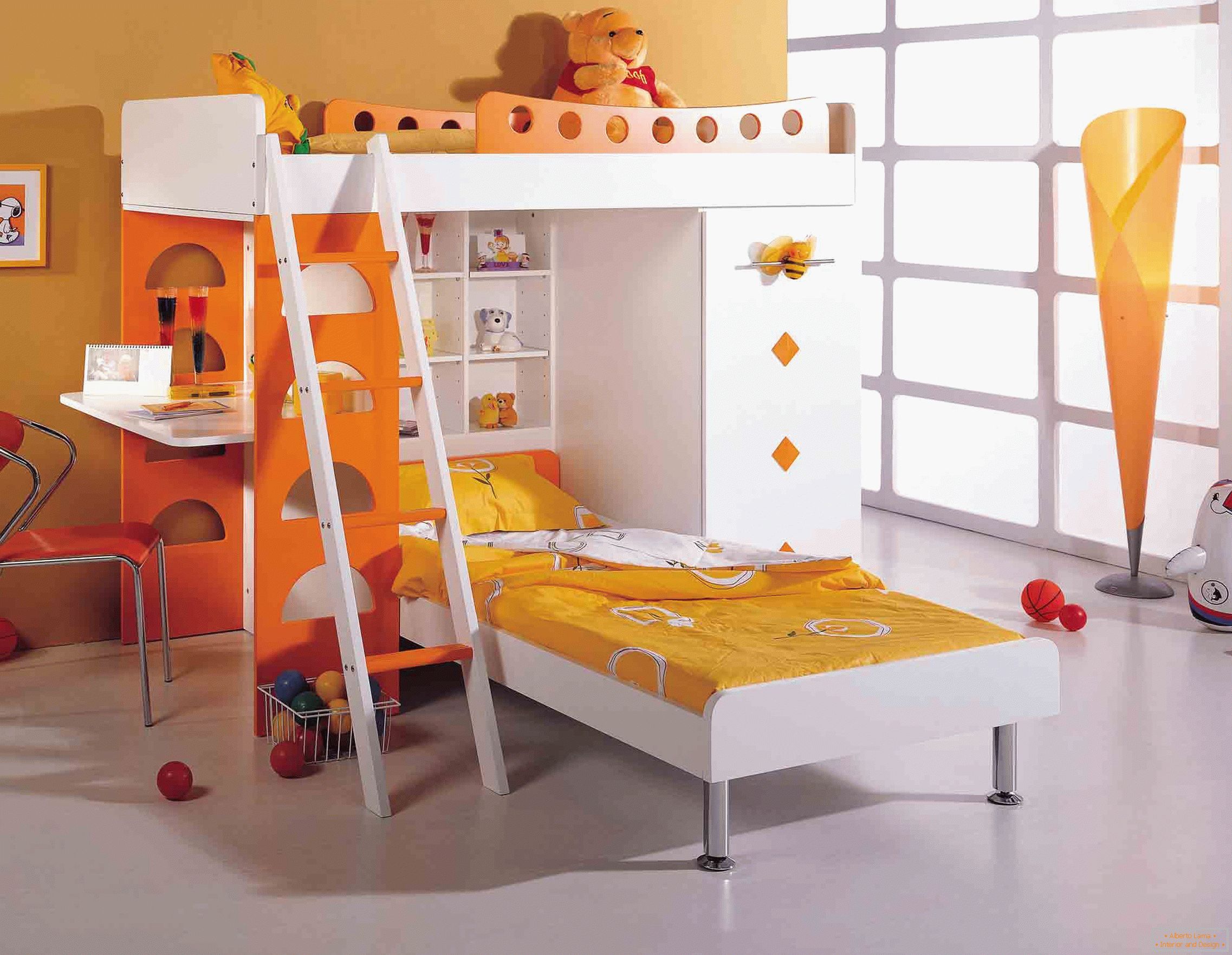 Oranžovo-biela poschodová posteľ