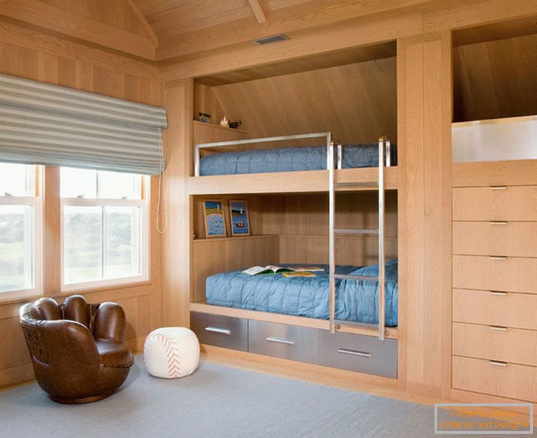 Poschodová posteľ v spálni s dreveným obložením