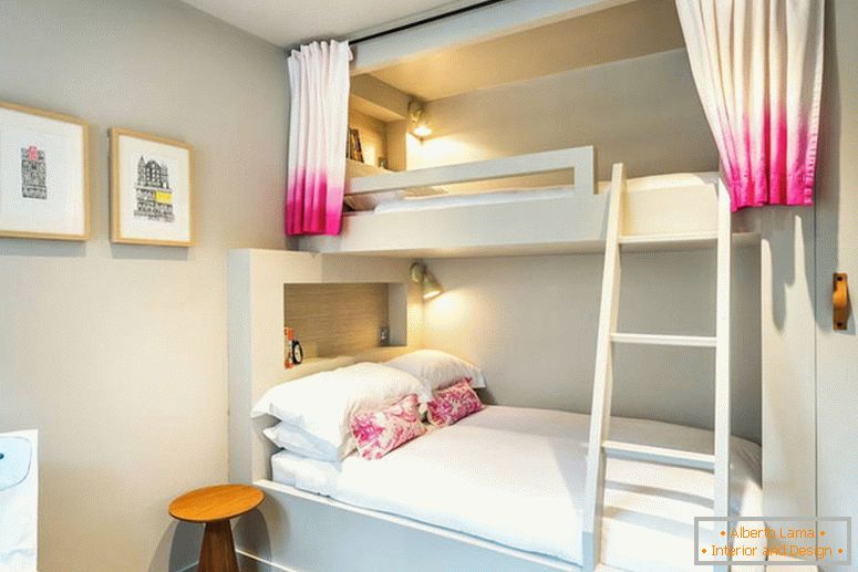Poschodová posteľ v bielej a ružovej spálni