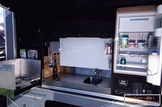 Mini-dom na kolieskach: kuchyňa s chladničkou