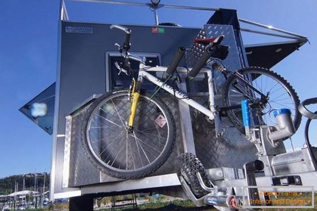 Mini-dom na kolesách: na zadnej stene je bicykel