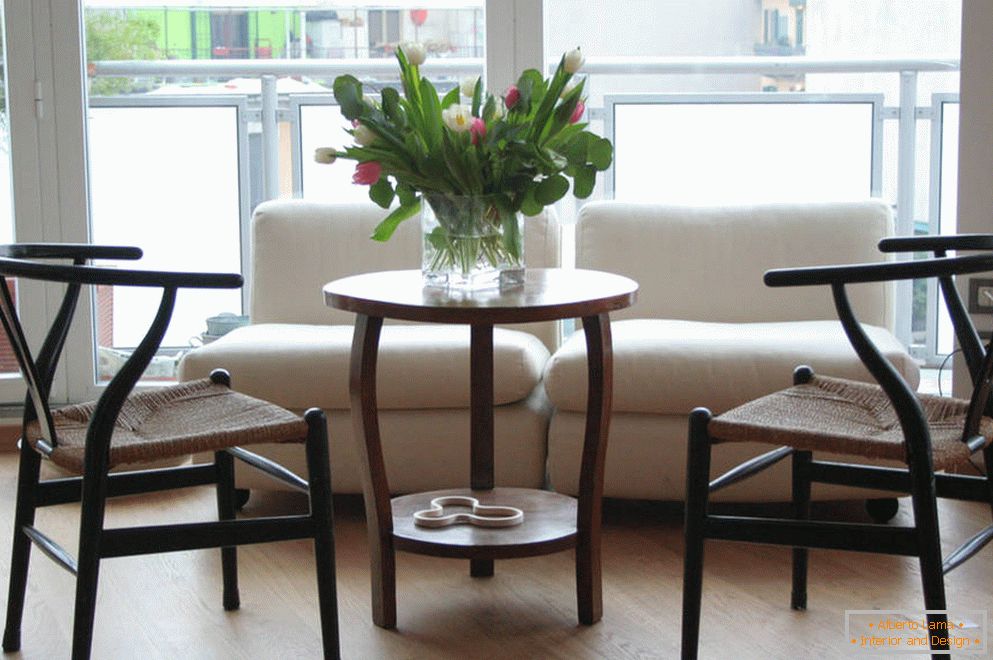 Nezvyčajné tvary stoličiek a stôl s kvetmi