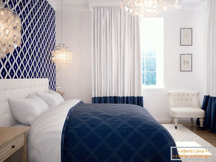 Spálňa v stredomorskom štýle sa vyznačuje nízkym dizajnom. Výhodná kombinácia bielej a modrej farby vrhá moje motívy a zostavy na odpočinok.