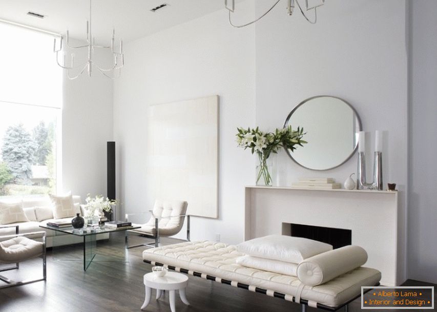Laconický a zdržanlivý dizajn minimalistického štýlu obývacej izby vo vidieckom dome známeho francúzskeho umelca.