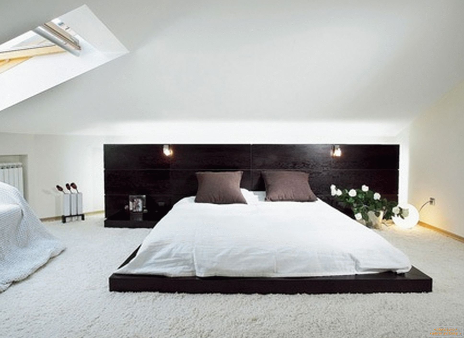 Luxusná spálňa v štýle minimalizmu - príklad úspešného dizajnu malej miestnosti v podkroví.