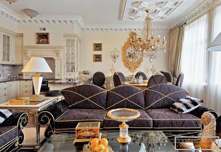 Pompézna obývacia izba v štýle eklektizmu s prevládajúcimi prvkami barokového štýlu. 