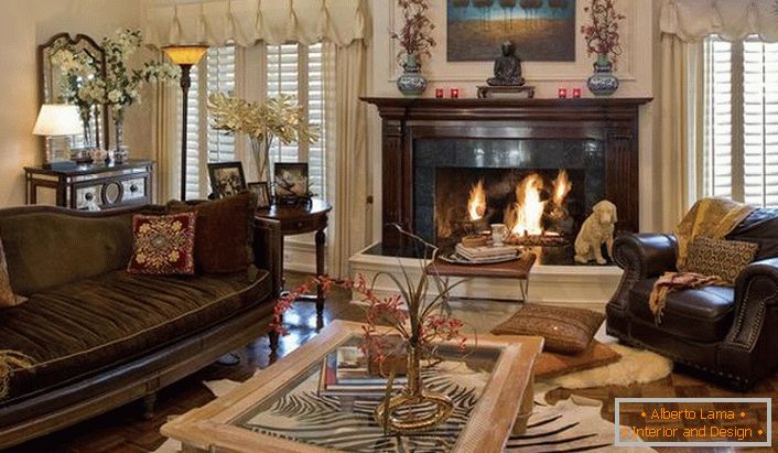 Štýl je eklektický v luxusnej a priestrannej obývacej izbe. Interiér s veľkým krbom vyzerá pomerne a draho.