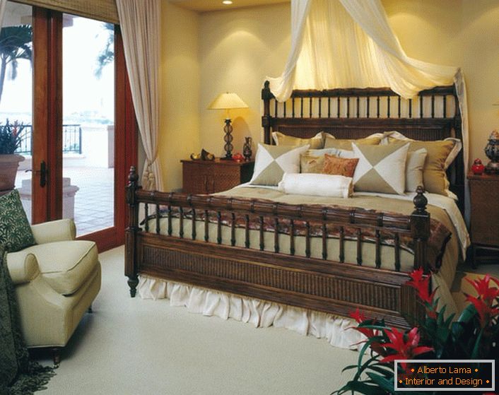 Luxusná posteľ v spálni v štýle eklektiky. Baldachin nad posteľou, svetelné závesy na dverách vedúcich k verande robia izbu útulnou a romantickou. 