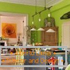 Kuchyňa so svetlo zelenými stenami