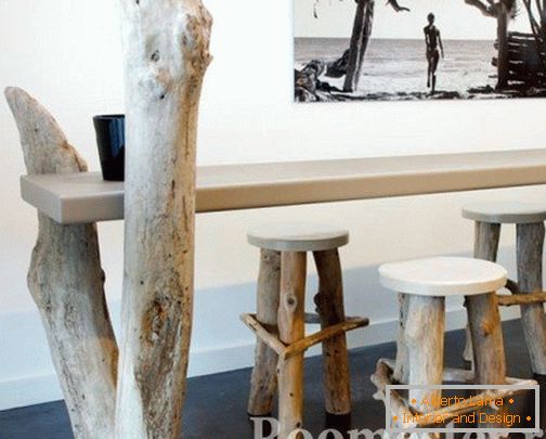 Stoličky a stôl s nohami zo stromových kmeňov