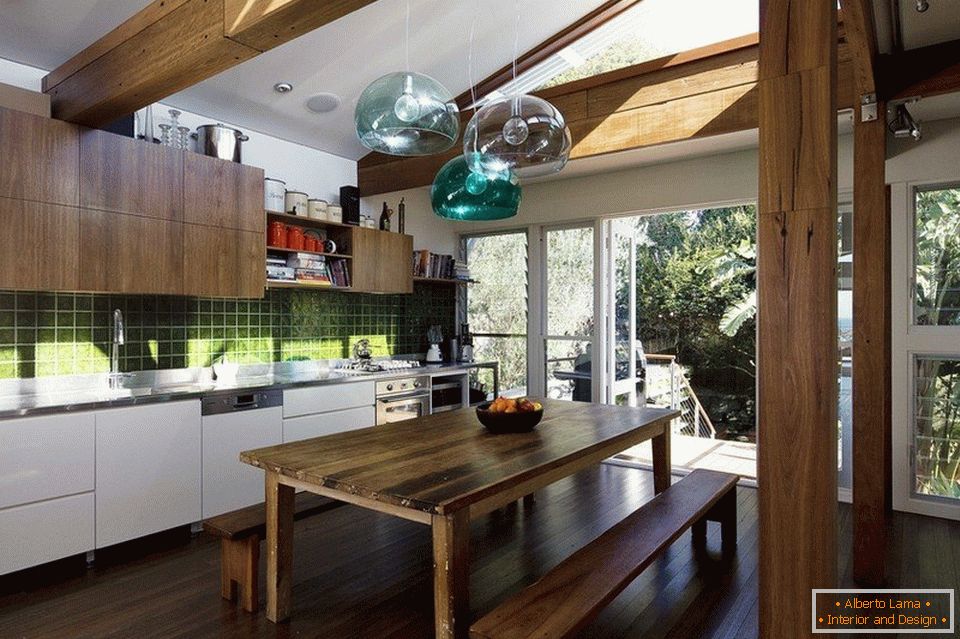 Drevené trámy a nábytok v kuchyni ekologického štýlu