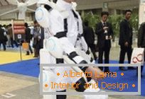 Exoskeleton HAL vstupuje na svetový trh