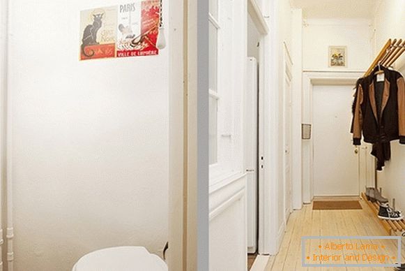 Interiér chodieb a toaletných apartmánov vo Švédsku