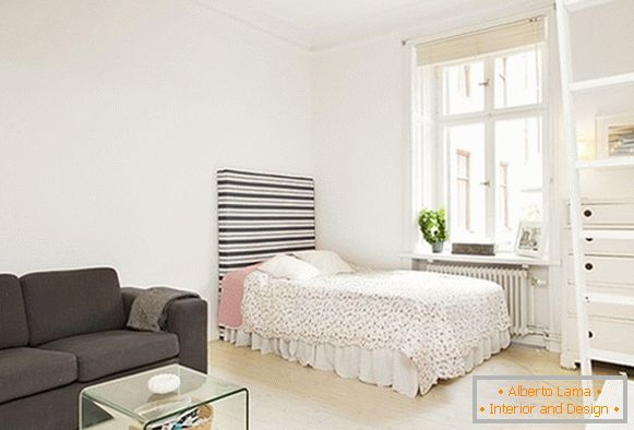 Interiér komfortnej spálne a obývacej izby vo Švédsku
