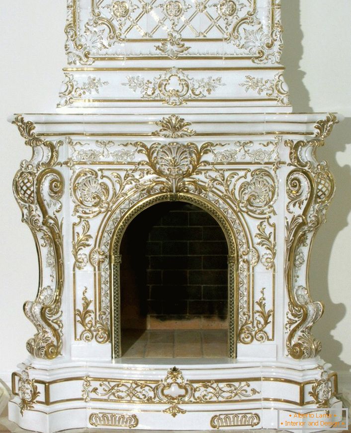 Veľkolepý kachľový krb v barokovom štýle je vyzdobený zlatými prvkami dekorácie. 