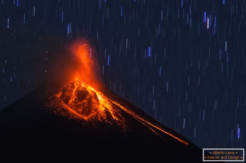 Sopečná erupcia на фоне звёздного неба