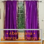 Izba s purpurovými závesmi na okne