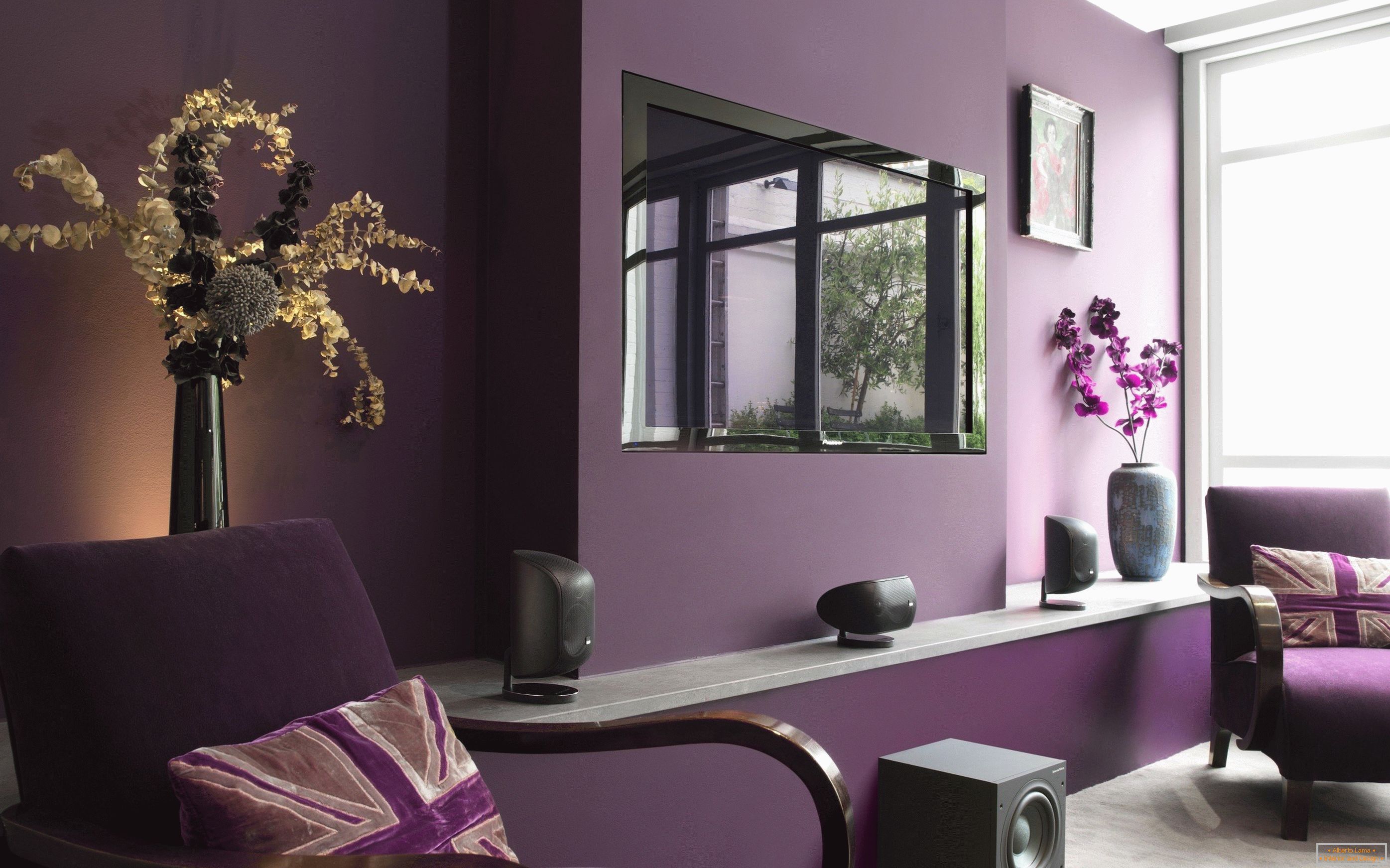 Fialová farba v interiéri obývacej izby