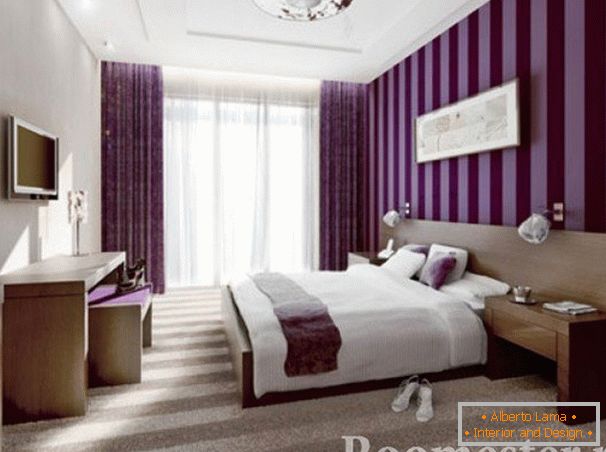 Spálňa s tapetami vo fialových pruhoch