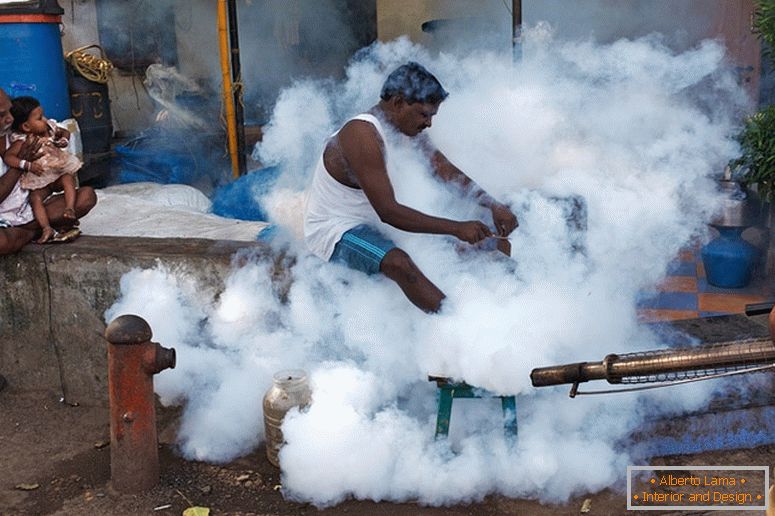 Muž v dyme, India