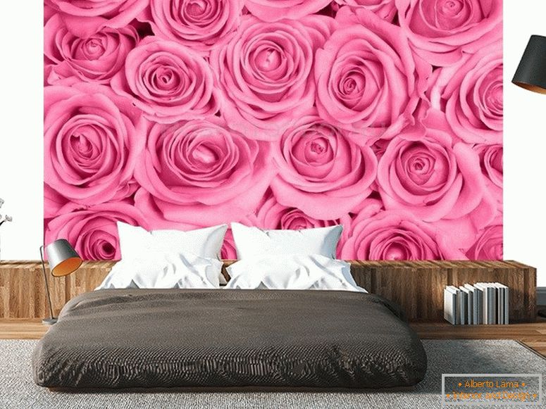 Svetlé ruže na stene v spálni