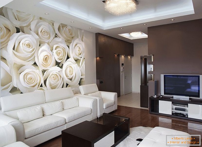 Biele ruže na stene v obývacej izbe