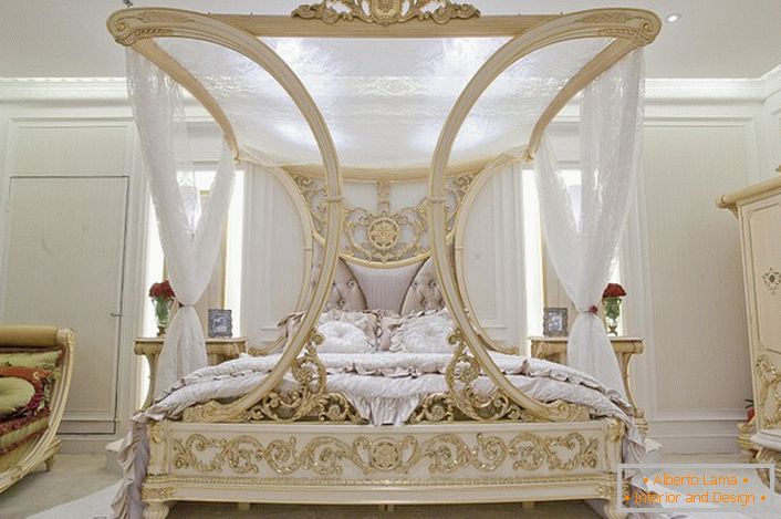 Luxusný kabát v spálni v barokovom štýle. Výborný dizajnový projekt pre rodinnú izbu.