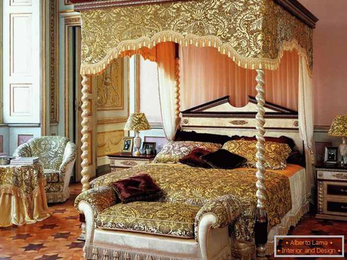Elegantná priestranná spálňa s baldachýnom nad posteľou.
