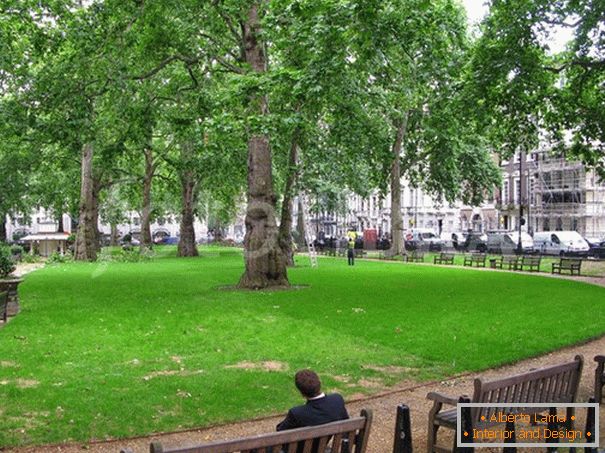 Lavičky v parku v Londýne
