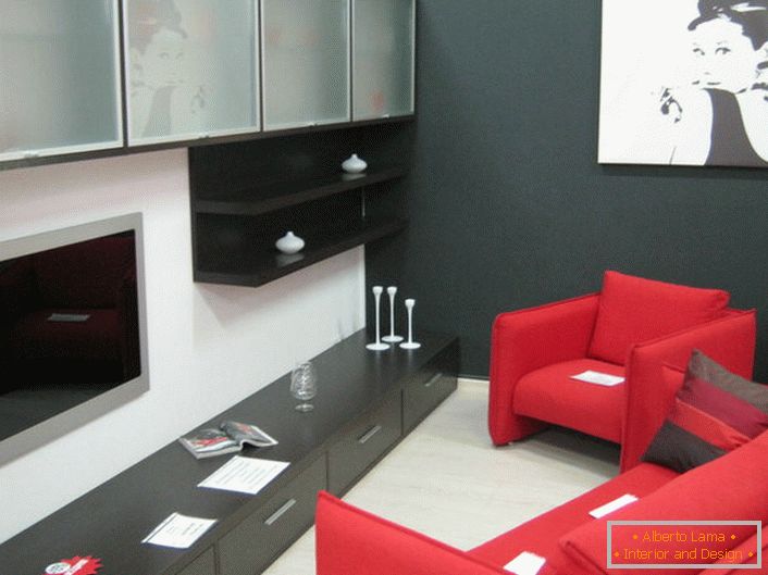 Klasický nábytok pre pôvodnú obývaciu izbu - lakonické formy čalúneného nábytku (módne červená farba) a závesné skrine s matným sklom. 