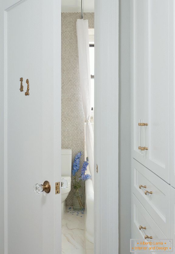 Biele dvere do kúpeľne s mramorovou podlahou