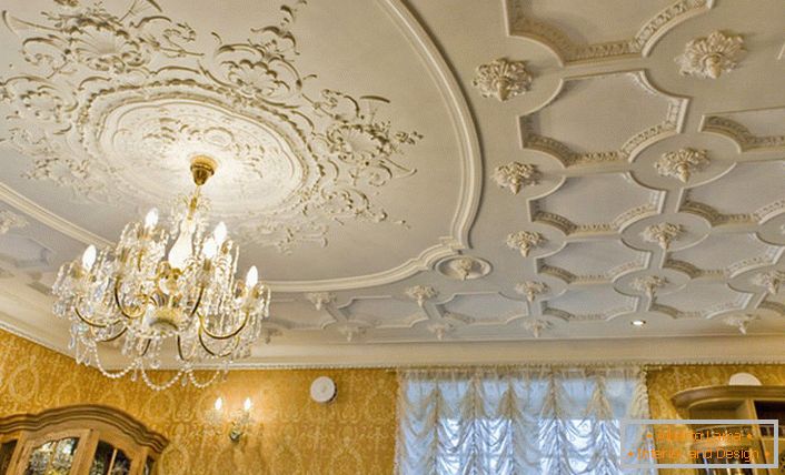 Bohatá výzdoba stropu so štukou vyzerá elegantne a nenápadne. Štýlové riešenie pre zdobenie obývacej izby.