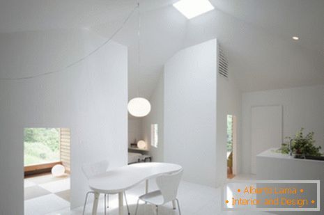 Interiér malého súkromného domu v bielej farbe