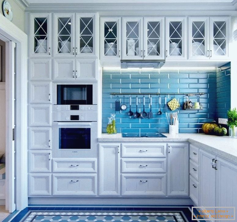 Kuchyňa so stenami a modrou podlahou
