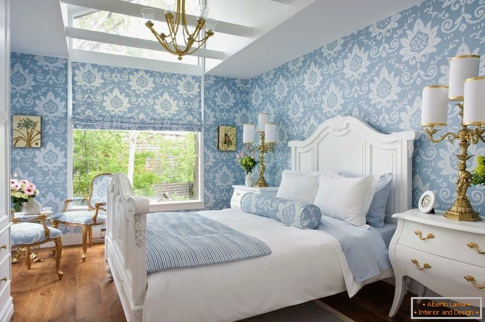 Svetlá spálňa s závesmi a modrými stenami