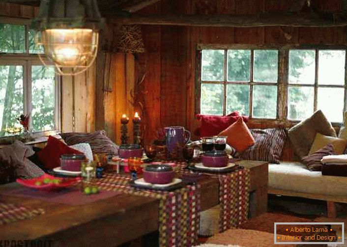 Veľa vankúšov, farebných obrusov na stoloch pomôže vytvoriť útulné miesto v obývacej izbe krajiny.
