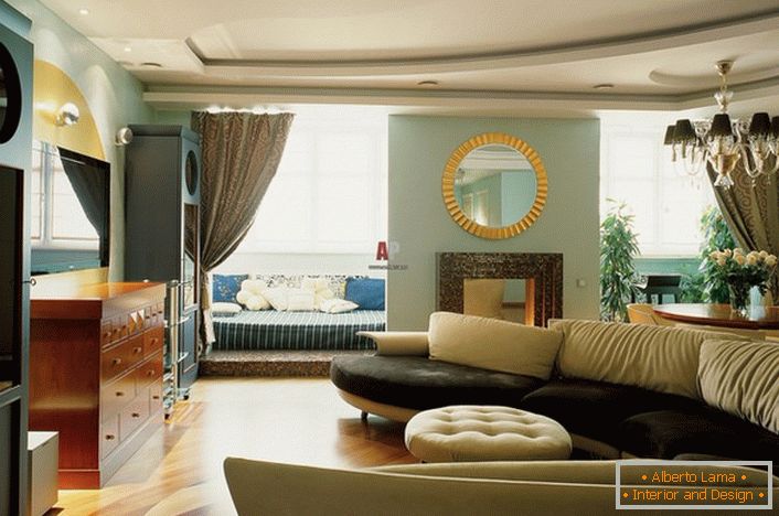 Dekor obývacej izby v štýle talianskej krajiny je zaujímavý parket. Prírodný povlak harmonicky kombinuje svetlé a tmavé prvky.