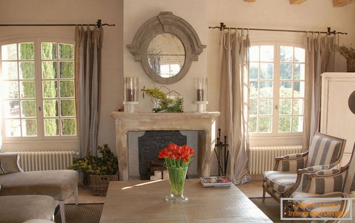 Obývacia izba v štýle krajiny s romantickými poznámkami. Krásne veľké okná a pohodlný bytový nábytok. Skvelý nápad pre veľkú rodinu.