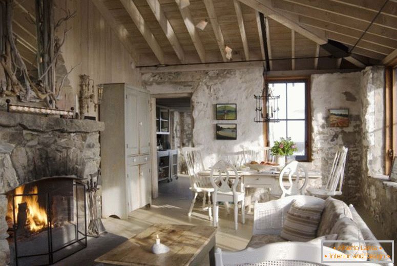 country-rustikálnom statok-dekor-obývačka-bielo-umývanie-steny-krb-kameň-chaty-neutrálny krémovo béžovej