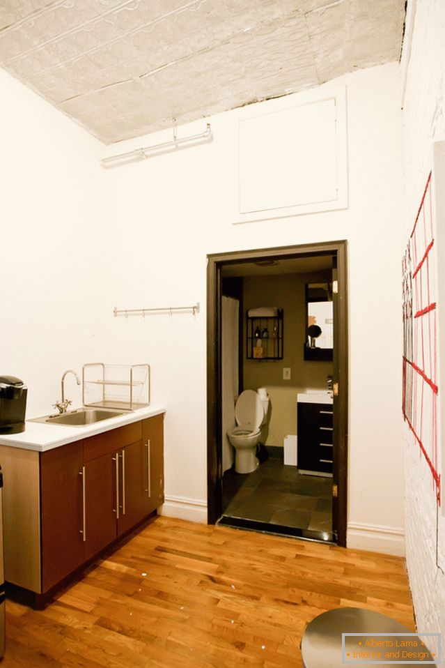 Kuchyňa a kúpeľňa v štýlovom apartmáne v Brooklyne