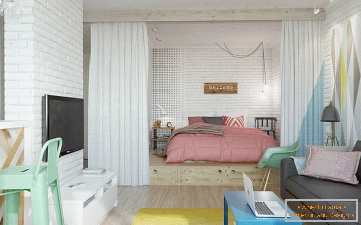 Štúdiový apartmán v škandinávskom štýle so zaujímavým rozložením. Pre interiérový dizajn bol použitý minimálny nábytok, ktorý zanechal izbu priestrannú.