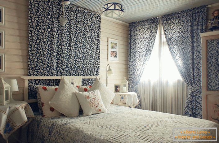 Svetlá, útulná izba v štýle krajiny v malom dome na juhu Španielska. Návrhová myšlienka sa realizuje pre spálňu mladého dievčaťa.