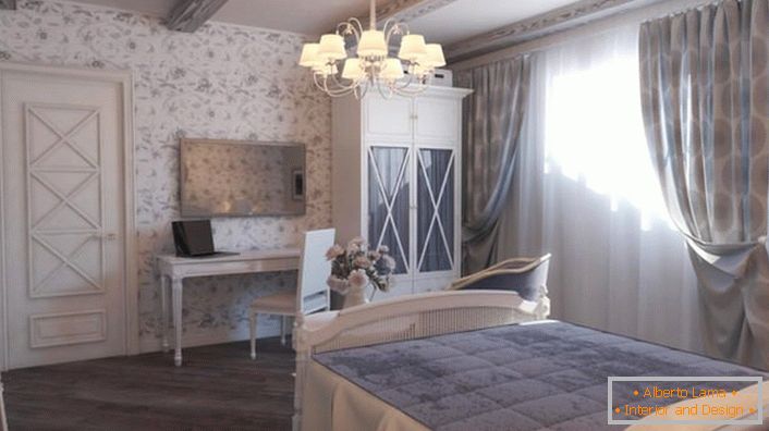 Rodinná izba v rustikálnom štýle. Tlmené svetlo prináša romantiku a teplo do miestnosti.