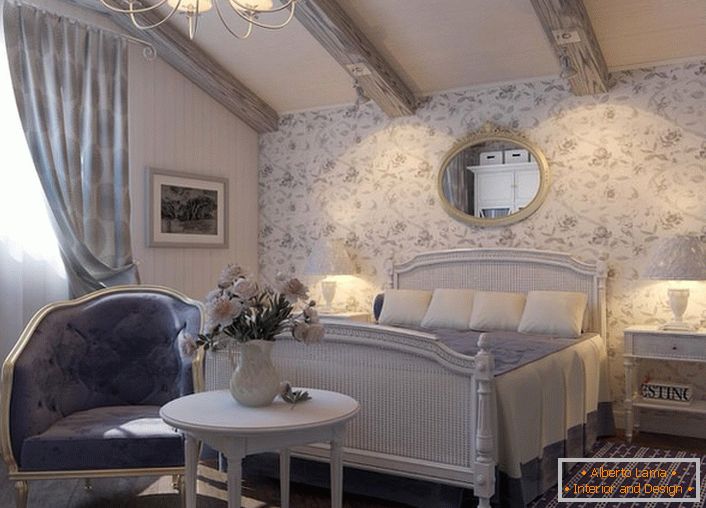 Nábytok v spálni v rustikálnom štýle je vyberaný harmonicky. Lustre a nočné lampy s klasickými odtieňmi sú pozoruhodné.