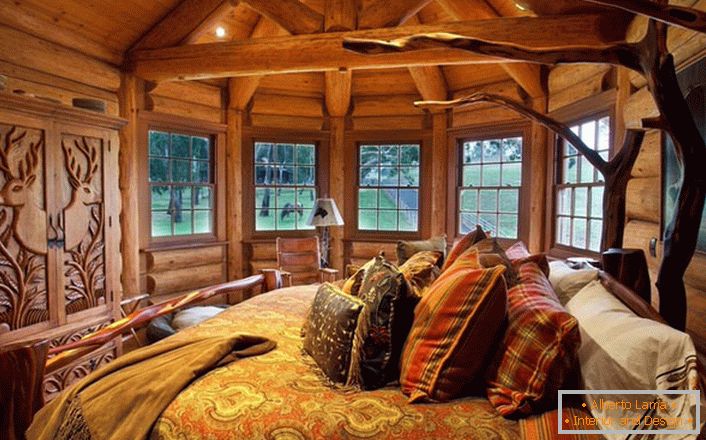 Jedna z izieb v dome pri jazere je vyrobená v štýle vidieckej krajiny. Drevená dekorácia. Masívny nábytok a prvky dekorácie sú vybrané v najlepších tradíciách štýlu.