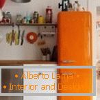 Interiér s oranžovou chladničkou