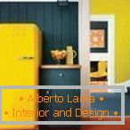 Kombinácia šedej steny a žltej chladničky