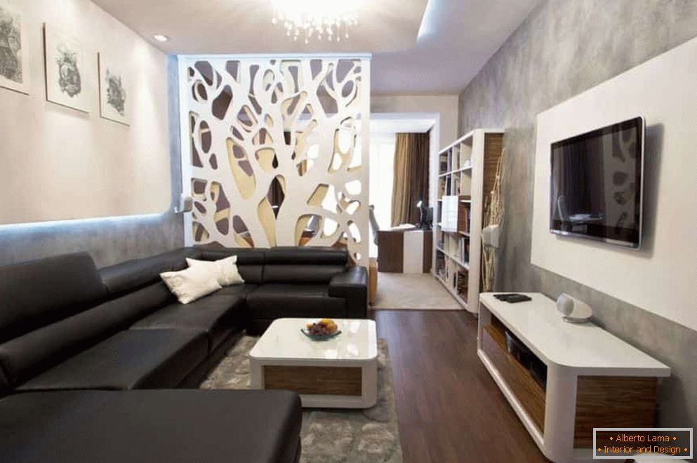 Dlhá obývacia izba je rozdelená do pracovných a hosťovských priestorov